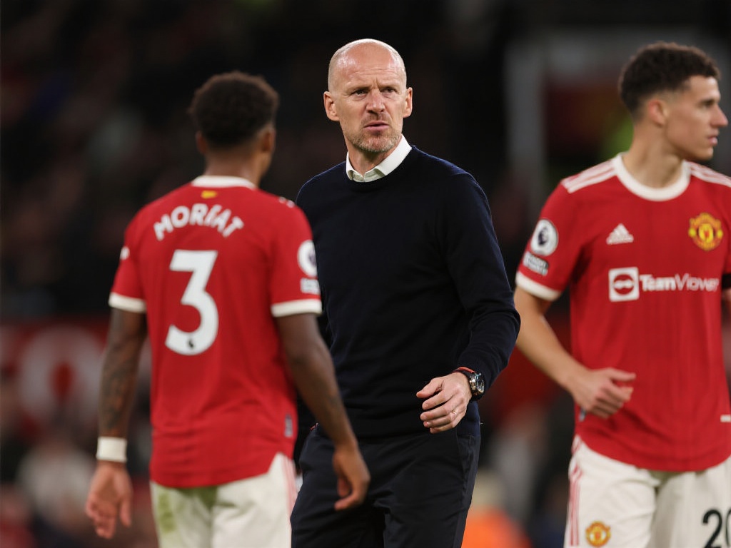 滕哈赫:无论评价公平与否,我只专注于自身工作 对于滕哈赫来说,身处曼联这样一个世界顶级